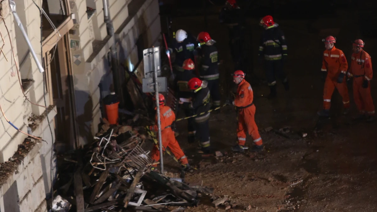 Ratownicy dotarli do ciała jednej osoby. Jak dowiedziała się reporterka RMF FM jest to mężczyzna. "Po chwili dotarliśmy do 2 pozostałych osób" – powiedzieli strażacy przed godz. 23:00 w czwartek Katowicach. Wiadomo, że po wybuchu gazu strażacy poszukiwali dziennikarza TVN Dariusza Kmiecika, jego żony - również dziennikarki - Brygidy Frosztęgi-Kmiecik i ich dwuletniego syna.