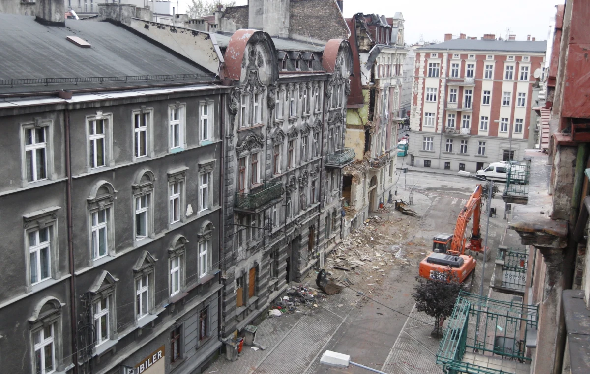 Urząd Miasta w Katowicach szuka już zastępczych mieszkań dla lokatorów zawalonej kamienicy. Ci, którzy ocaleli są teraz w siedzibie katowickiego Caritasu. Schronienie znalazło tam kilkanaście osób. 