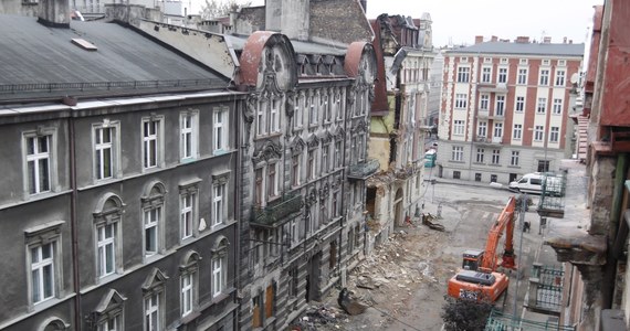 Urząd Miasta w Katowicach szuka już zastępczych mieszkań dla lokatorów zawalonej kamienicy. Ci, którzy ocaleli są teraz w siedzibie katowickiego Caritasu. Schronienie znalazło tam kilkanaście osób. 