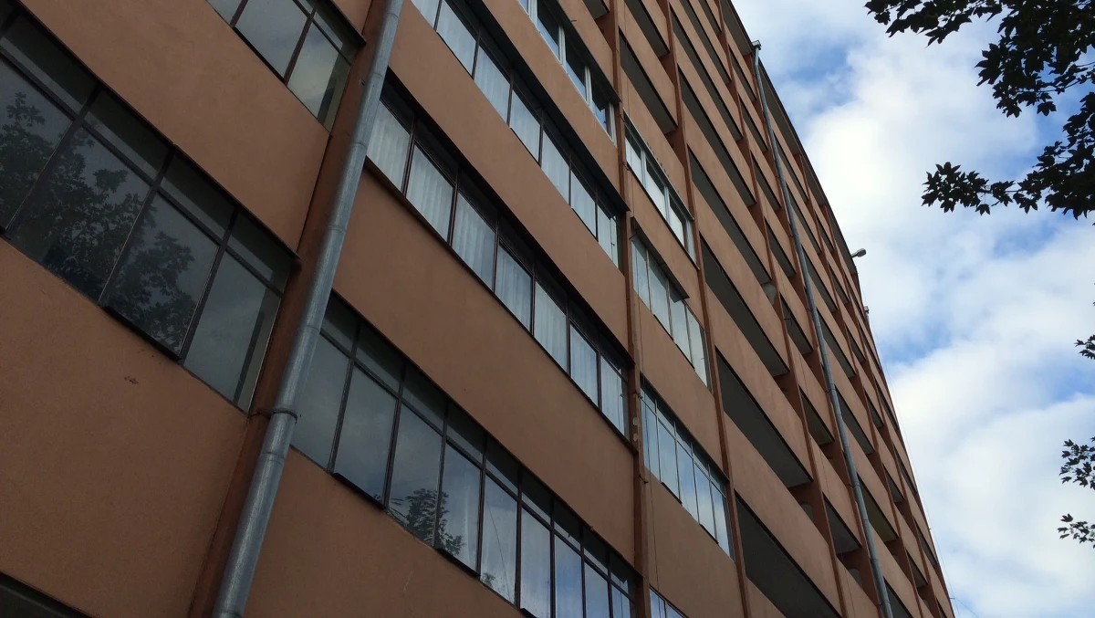 Prokuratura i policja wyjaśniają okoliczności śmierci dwóch 23-letnich studentów w Gdańsku. Jeden z nich spadł z dużej wysokości, drugi zmarł w karetce pogotowia. Ich starszy o rok kolega walczy o życie w szpitalu. Do tragedii doszło w trakcie nocnej imprezy. Prokuratura potwierdziła już ustalenia reportera RMF FM Kuby Kaługi: młodzi mężczyźni mogli brać leki psychotropowe lub dopalacze.