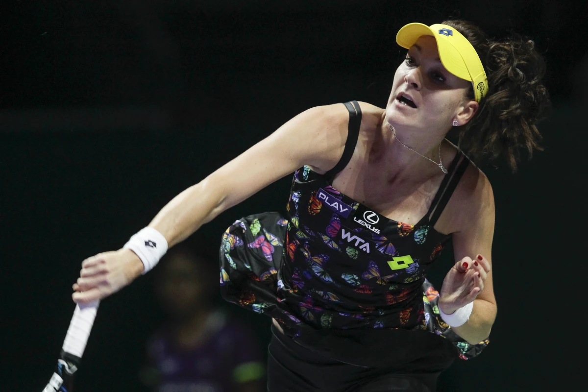 Agnieszka Radwańska zagra w półfinale turnieju WTA Finals! Wszystko dzięki temu, że w innym meczu Grupy Białej Carolin Wozniacki pokonała Petrę Kvitovą. Wcześniej krakowianka przegrała 1:2 z Marią Szarapową.