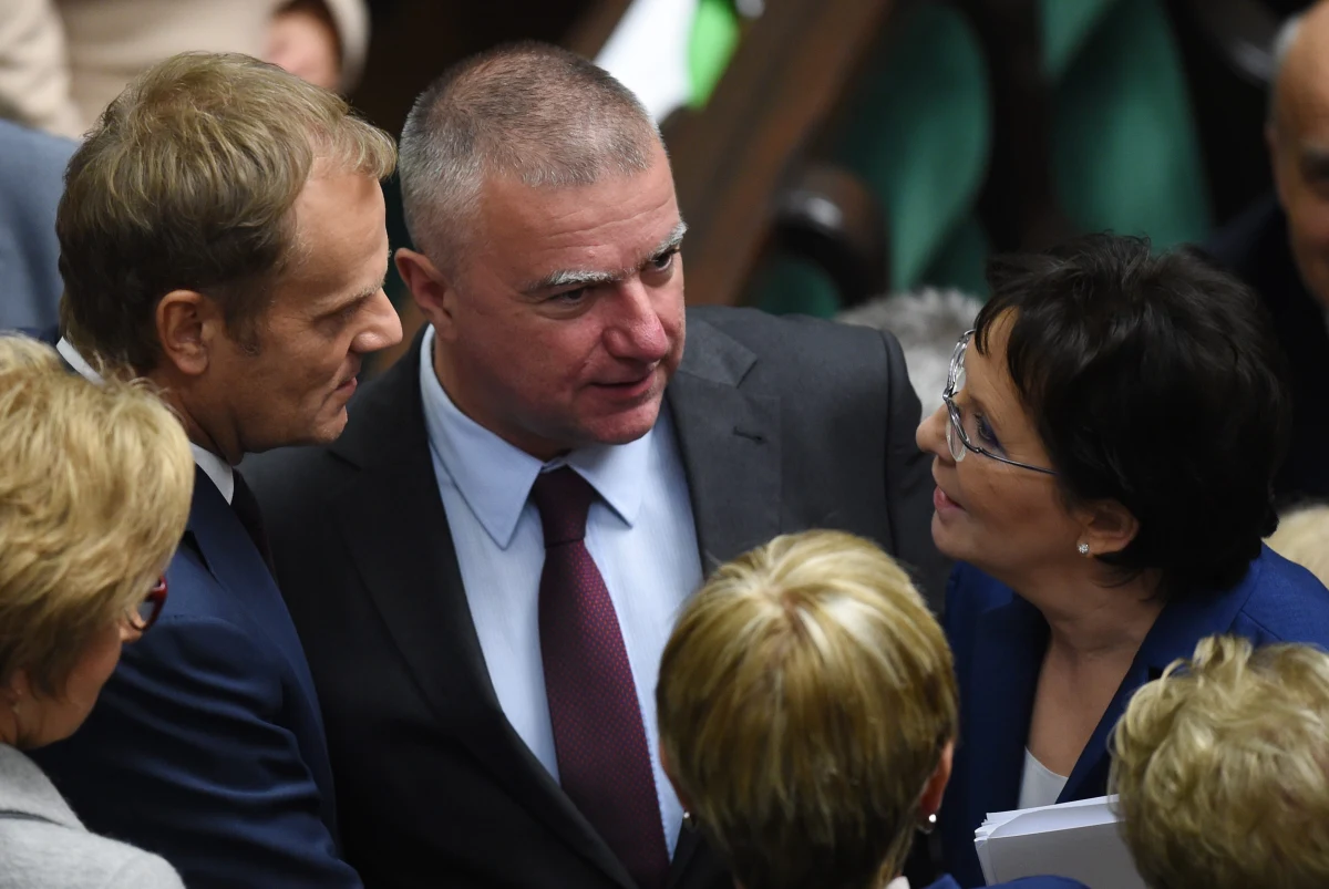 Zapowiedź Donalda Tuska, że razem z nim do Brukseli wyjedzie Paweł Graś sprawia, że i tak walcząca z kolejnymi kryzysami wewnętrznymi Platforma może się wpakować w kolejne. Także na własne życzenie. Do kolejnych wyborów PO pójdzie ze świeżym, ale zajętym przewodniczącym, nieznanym dziś nowym skarbnikiem i sekretarzem generalnym, urzędującym w Brukseli. Śmiało...
