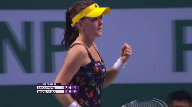 Agnieszka Radwańska przegrała z Rosjanką Marią Szarapową 5:7, 7:6 (7- 4), 2:6 w meczu grupy białej w turnieju WTA Finals w Singapurze, ale mimo tego awansowała do półfinału