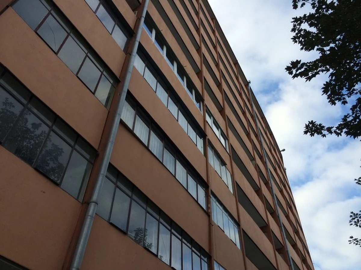 Ostre zatrucie było przyczyną śmierci jednego z dwóch 23-latków, który w nocy zmarli podczas imprezy w Gdańsku. Drugi zginął w wyniku upadku z dużej wysokości. To wstępne wyniki sekcji zwłok studentów. 24-latek, który jako jedyny przeżył imprezę, został już przesłuchany. Nadal jednak przebywa w szpitalu.