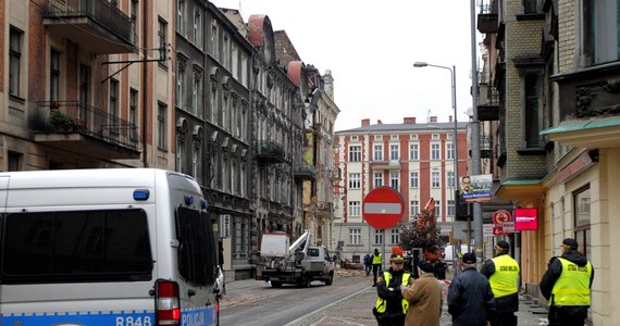 Mieszkańcy zrujnowanej kamienicy w Katowicach wrócili na miejsce katastrofy. Przyjechali po osobiste rzeczy, które udało się ocalić. Dach nad głową zapewnia im Caritas, ale w przyszłym tygodniu będą mogli zamieszkać w mieszkaniach zastępczych. Potrzebne im są meble, ubrania, pieniądze. Sprawdź, jak można im pomóc.