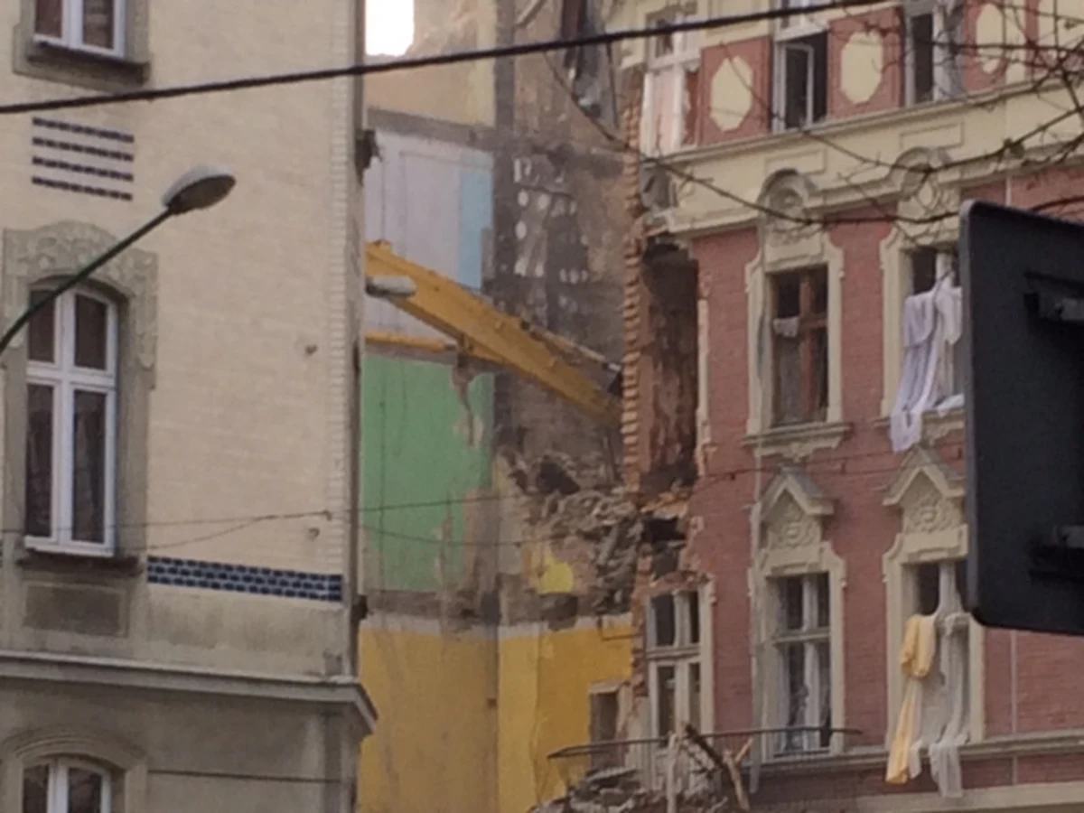 Trwa wyburzanie części kamienicy, która dwa dni temu zawaliła się w Katowicach przy ulicy Chopina - informuje nasza reporterka Anna Kropaczek. Przy użyciu ciężkiego sprzętu usuwane są fragmenty budynku, które w każdej chwili mogłyby runąć.