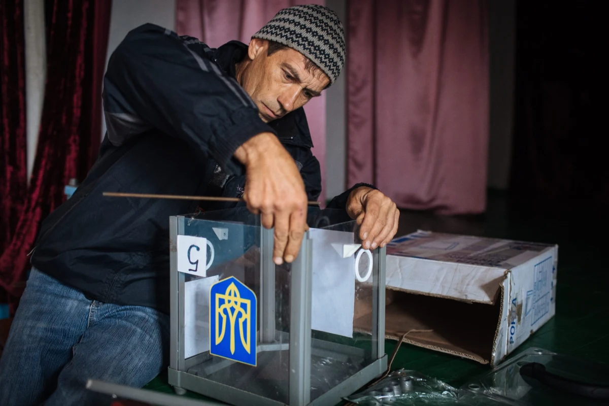 Na dzień przed wyborami na Ukrainie, Służba Bezpieczeństwa zatrzymała kilka grup rosyjskich dywersantów. Pojawiły się również ostrzeżenia o możliwych zamachach i prowokacjach w dzień głosowania. 