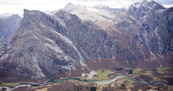 Oczy norweskich geologów są skierowane na górę Mannen w Rauma, na południowy-zachód od Trondheim. Góra zaczęła pękać. W każdej chwili mogą oderwać się z niej olbrzymie bloki skalne. Jak podaje telewizja NRK, już ewakuowano okolicznych mieszkańców. 