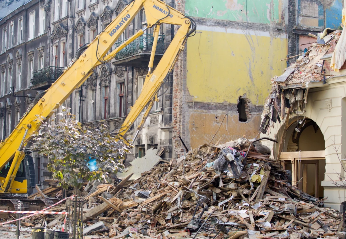 Do poniedziałku może potrwać wywożenie gruzu z ulicy Chopina w Katowicach. W sobotę przy pomocy ciężkiego sprzętu rozebrano część kamienicy, która zawaliła się w czwartek. Zginęło wówczas małżeństwo śląskich dziennikarzy i ich syn. 6 rodzin straciło dach nad głową. Są one wciąż pod opieką Caritasu.