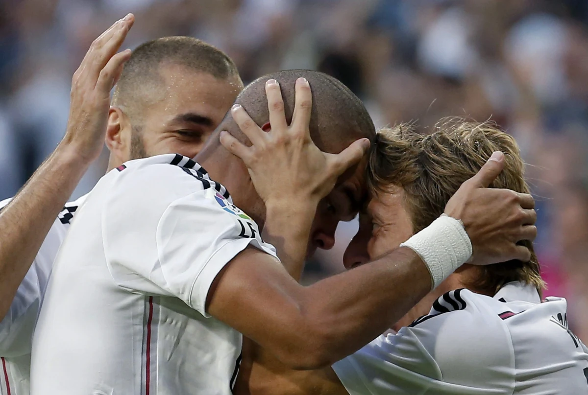 Real Madryt pokonał Barcelonę 3:1 w meczu 9. kolejki piłkarskiej ekstraklasy Hiszpanii. Było to 229. w historii "el Clasico" i 92. zwycięstwo "Królewskich". Ekipa z Katalonii wciąż jest liderem, ale ma już tylko punkt przewagi nad odwiecznym rywalem.