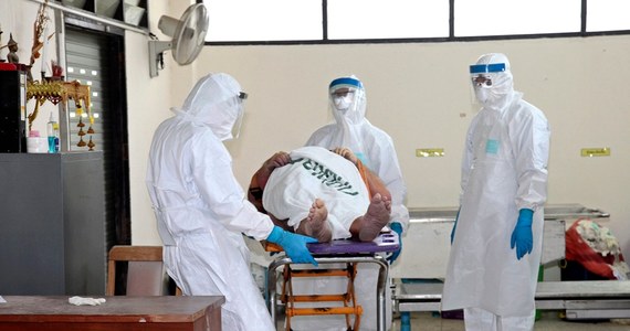 Trzy stany USA - Nowy Jork, New Jersey i Illinois - wprowadziły obowiązkową 21-dniową kwarantannę dla powracających z Afryki Zachodniej osób z grupy "wysokiego ryzyka", które miały bezpośredni kontakt z chorymi na ebolę. 