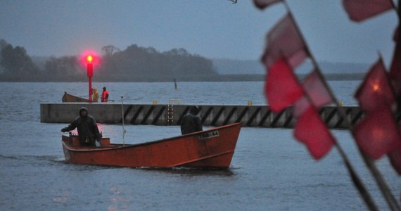 Niemiecki samolot sportowy zaginął w sobotę wieczorem nad Zalewem Szczecińskim, przy granicy z Polską. Na pokładzie maszyny był prawdopodobnie jedynie pilot. Niemcy zwrócili się do polskich służb ratowniczych z prośbą o pomoc w poszukiwaniach. Mają one zostać wznowione w niedzielę rano.