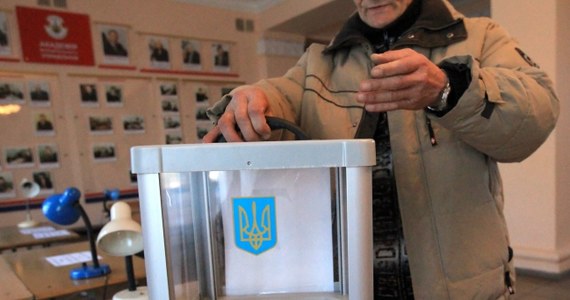 Na Ukrainie rozpoczęły się w przedterminowe wybory parlamentarne. Głosowanie nie jest organizowane na zajętym przez Rosję od marca Krymie i w niektórych regionach Donbasu kontrolowanych przez prorosyjskich rebeliantów. 