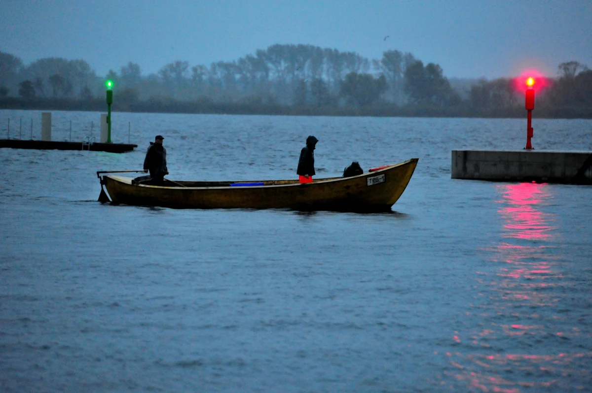 Wznowiono poszukiwania niemieckiej awionetki, która wczoraj wieczorem zaginęła nad Zalewem Szczecińskim. Po godz. 8 strona niemiecka ponownie poprosiła Polaków o pomoc w tej sprawie. Do akcji poszukiwawczej wysłano Monsun - statek ratowniczy Morskiej Służby Poszukiwania i Ratownictwa.   