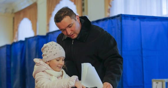 "Mam ogromną nadzieję, że uzyskamy demokratyczną, proeuropejską i patriotyczną większość, która szybko sformuje nowy rząd i Ukraina zacznie kroczyć europejską drogą, drogą odnowy i budowy silnego, niepodległego państwa" - powiedział po oddaniu głosu w wyborach parlamentarnych przewodniczący rozwiązanej Rady Najwyższej Ukrainy Ołeksandr Turczynow. Głosowanie nie jest organizowane na zajętym przez Rosję od marca Krymie i w niektórych regionach Donbasu na wschodzie kraju, kontrolowanych przez prorosyjskich rebeliantów. 
