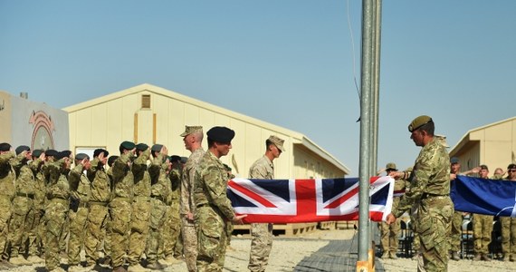 Ostatni amerykańscy żołnierze piechoty morskiej i brytyjskie oddziały bojowe oficjalnie zakończyły w misję w Afganistanie i przygotowują się do opuszczenia kraju. Wojskowi przekazali dwie sąsiadujące bazy pod kontrolę lokalnych sił bezpieczeństwa. 