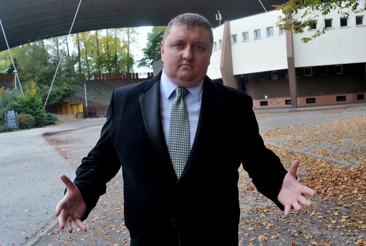 „Kiedyś, gdy tato jeszcze był w polityce, odbieraliśmy telefony z pogróżkami, żebyśmy uważali, bo on może zginąć jak Papała. Wystąpiłem o pozwolenie, zdałem egzaminy i od tamtej pory mam berettę” – mówi w rozmowie z „Newsweekiem” Tomasz Lepper, syn byłego wicepremiera i lidera „Samoobrony”. Podkreśla, że gdy widział ojca kilka dni przed śmiercią, nic nie wskazywało na to, że może on chcieć popełnić samobójstwo. 