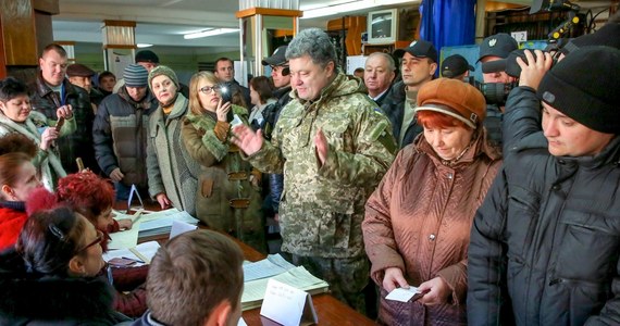 Wysoka frekwencja w przedterminowych wyborach parlamentarnych na Ukrainie. Do godz. 12:30 czasu polskiego zagłosowało 20 procent uprawnionych. W Kijowie tworzą się nawet kolejki chętnych do oddania głosów.