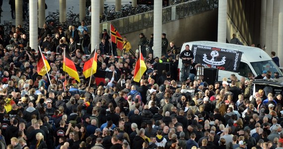 Pod silną ochroną policji 2,5 tys. określających się jako chuligani (hooligans) niemieckich kibiców piłkarskich demonstrowało w niedzielę po południu w Kolonii przeciwko islamistom - poinformowała agencja dpa.