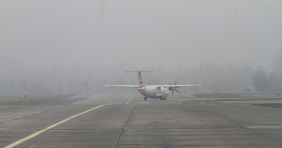 Kłopoty pasażerów na podkrakowskim lotnisku w Balicach. Powodem jest gęsta mgła, która uniemożliwia loty samolotów. 