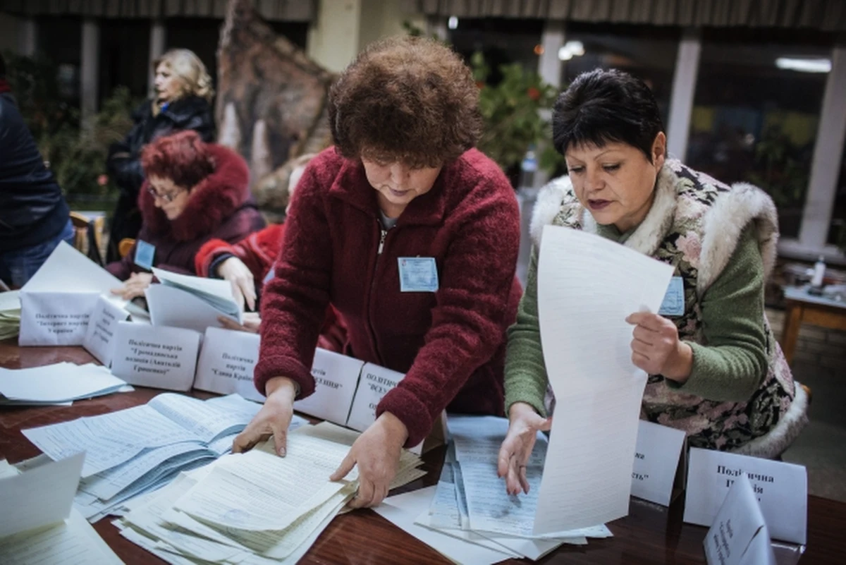 Uzyskanie większości w ukraińskim parlamencie przez stronników pokojowego uregulowania konfliktu na wschodzie Ukrainy umożliwi powrót do wypełniania porozumień z Mińska - oświadczył wiceminister spraw zagranicznych Rosji. Grigorij Karasin oznajmił równocześnie, że "wzrost obecności nacjonalistów w parlamencie stwarza niebezpieczeństwo wznowienia działań bojowych". 