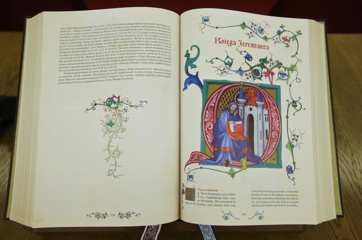 Na rynku pojawiła się Biblia Jubileuszowa, specjalne wydanie Pisma Świętego, które łączy jego współczesny przekład z ornamentyką i stylizacją XV-wiecznej Biblii gnieźnieńskiej. Ma przemówić do współczesnego człowieka - powiedział w poniedziałek prymas Wojciech Polak.