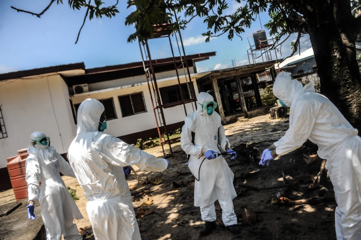 "Aby skutecznie walczyć z epidemią eboli w zachodniej Afryce, trzeba szybko zmobilizować blisko 40 tysięcy lekarzy, pielęgniarek i personelu pomocniczego" - ocenił w unijny koordynator ds. walki z epidemią. "Musimy działać z determinacją, szybko i w sposób skoordynowany w walce z ebolą, aby ratować ludzkie życie" - podkreślał Christos Stylianides, który jest jednocześnie nowym komisarzem UE ds. pomocy humanitarnej i zarządzania kryzysowego. 