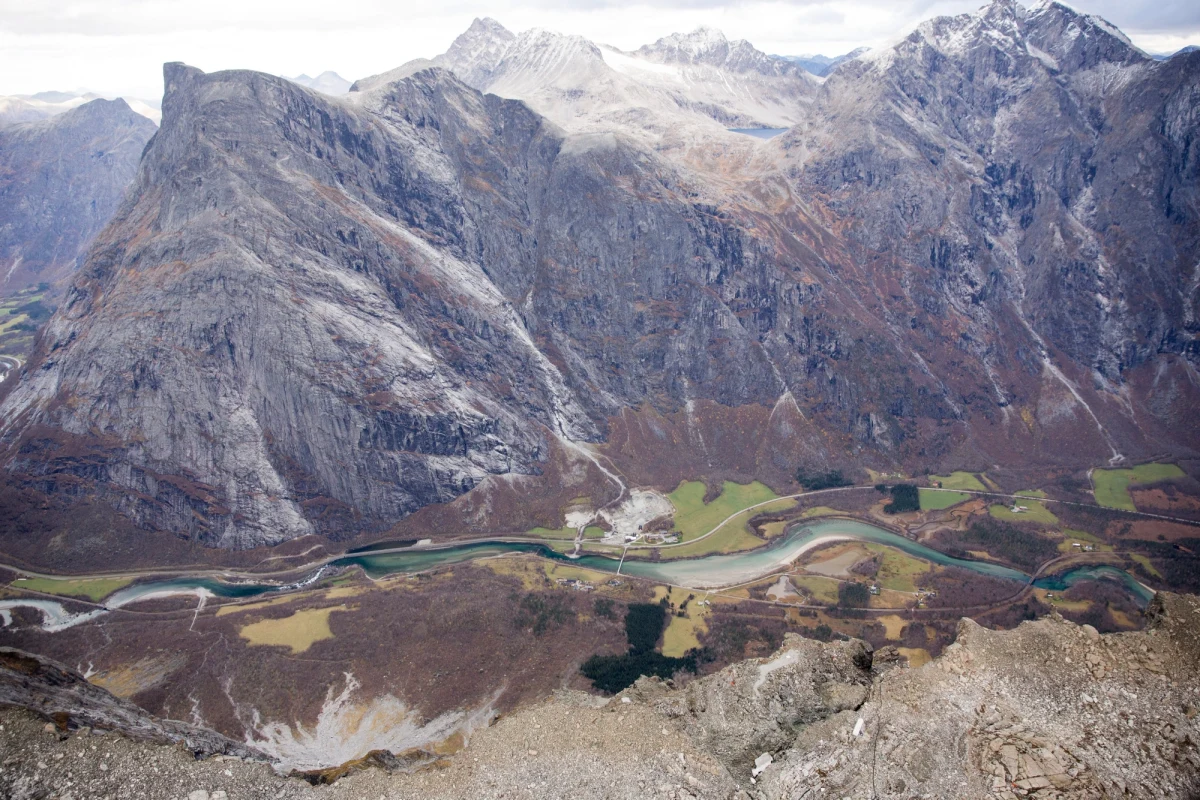 Gigantyczne bloki skalne mogą w każdej chwili oderwać się od góry Mannen w Norwegii. Góra zaczęła w zeszłym tygodniu pękać. Ponieważ w ostatnich godzinach mocno padał deszcz, geolodzy obawiają się, że rozpad góry może nastąpić w każdej chwili.