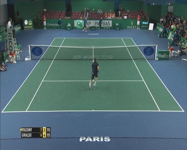 Jerzy Janowicz odpadł juz w pierwszej rundzie turnieju ATP w Paryżu. Polak przegrał z Amerykaninem Samem Querreyem 7:6 (7:5), 2:6, 4:6. W innym meczu Kolumbijczyk Santiago Giraldo pokonał Rosjanina Michaiła Jużnego 6:2, 6:4.