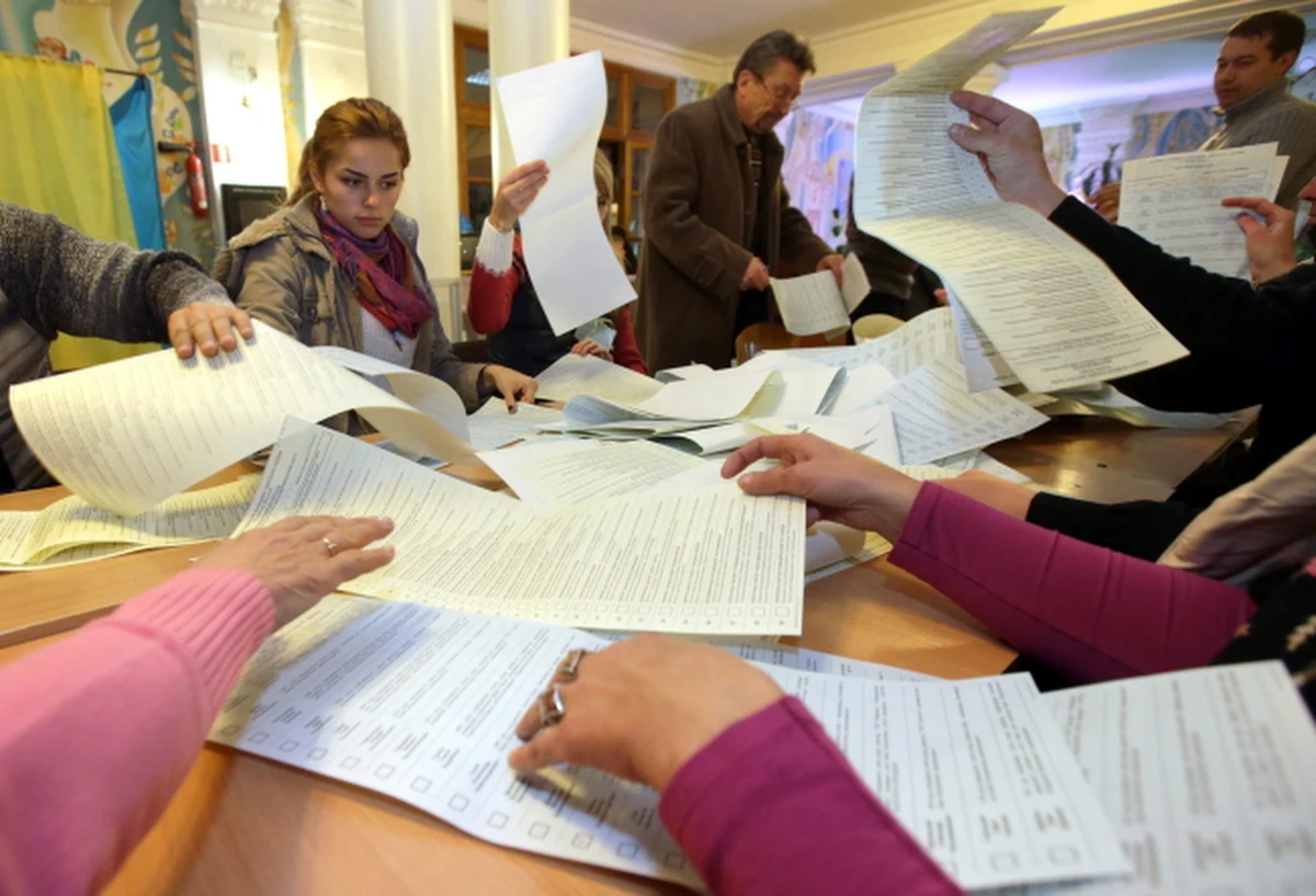 Front Ludowy ukraińskiego premiera Arsenija Jaceniuka utrzymuje minimalną przewagę nad prezydenckim Blokiem Petra Poroszenki w niedzielnych wyborach parlamentarnych - poinformowała Centralna Komisja Wyborcza po przeliczeniu 80 proc. głosów. Front Ludowy zdobył 21,94 proc. głosów a  Blok Petra Poroszenki - 21,6 proc. 