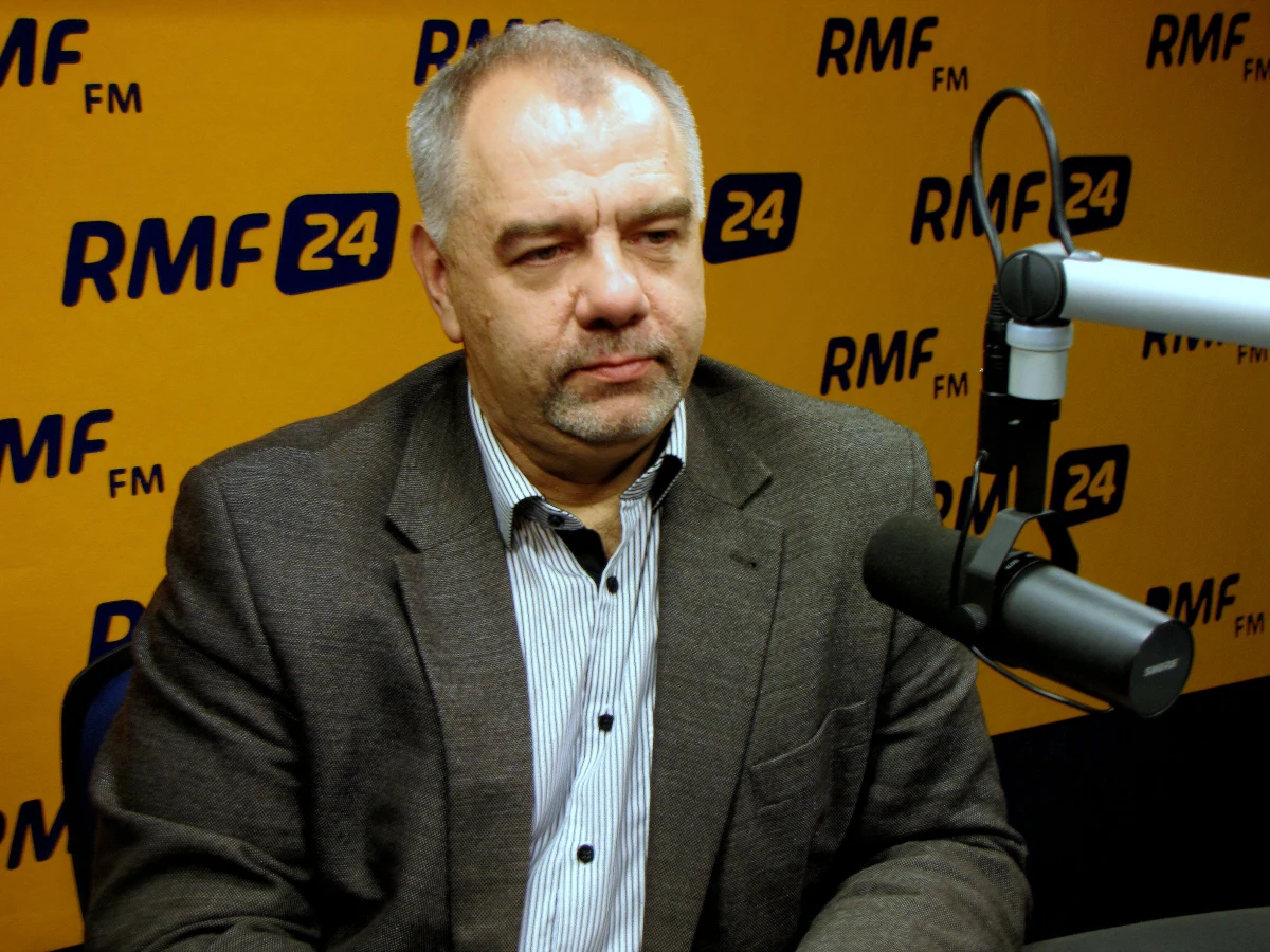 "Będzie akcja sprawdzania wyborów samorządowych. Ci, którzy chcieliby dopuścić się nieprawidłowości, muszą wiedzieć, że patrzymy im na ręce" - zapowiada w Kontrwywiadzie RMF FM Jacek Sasin. Kandydat PiS na prezydenta Warszawy twierdzi, że przeprowadzona przez jego partię podczas wyborów do PE inicjatywa - nazywana alternatywnym liczeniem głosów - dała dobre efekty i dlatego PiS powtórzy ją także w wyborach samorządowych. "Rozumiem tych, którzy krzyczeli do Ewy Kopacz: Hańba!" - deklaruje gość Konrada Piaseckiego. "Kopacz ma kłopot ze sprawą smoleńską. Kłamała" - tłumaczy. "Smoleńskie zasługi Kopacz? Jakie zasługi?" - pyta Sasin. "Ewa Kopacz pojechała do Smoleńska jako przedstawiciel rządu. Nie sprostała. Nie stanęła tam na wysokości zadania" - dodaje. 