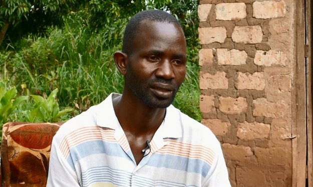 W tym roku epidemia eboli ominęła Ugandę. Mugerwa doskonale pamięta jednak, z czym wiąże się ta przerażająca choroba. Mężczyzna zachorował na nią w 2012 r. - To było straszne. Miałem krwotoki z nosa, ust, a nawet oczu - wspomina.


Na gorączkę krwotoczną zachorowała cała rodzina Mugerwy. Przeżył tylko on, ale jego świat legł w gruzach. Stracił bliskich, a także dorobek życia, bo na leczenie wydał wszystkie oszczędności. Po powrocie do swojej wioski spotkał się ze społecznym ostracyzmem - chociaż został wyleczony, ludzie unikali go, przekonani, że ciąży na nim klątwa...