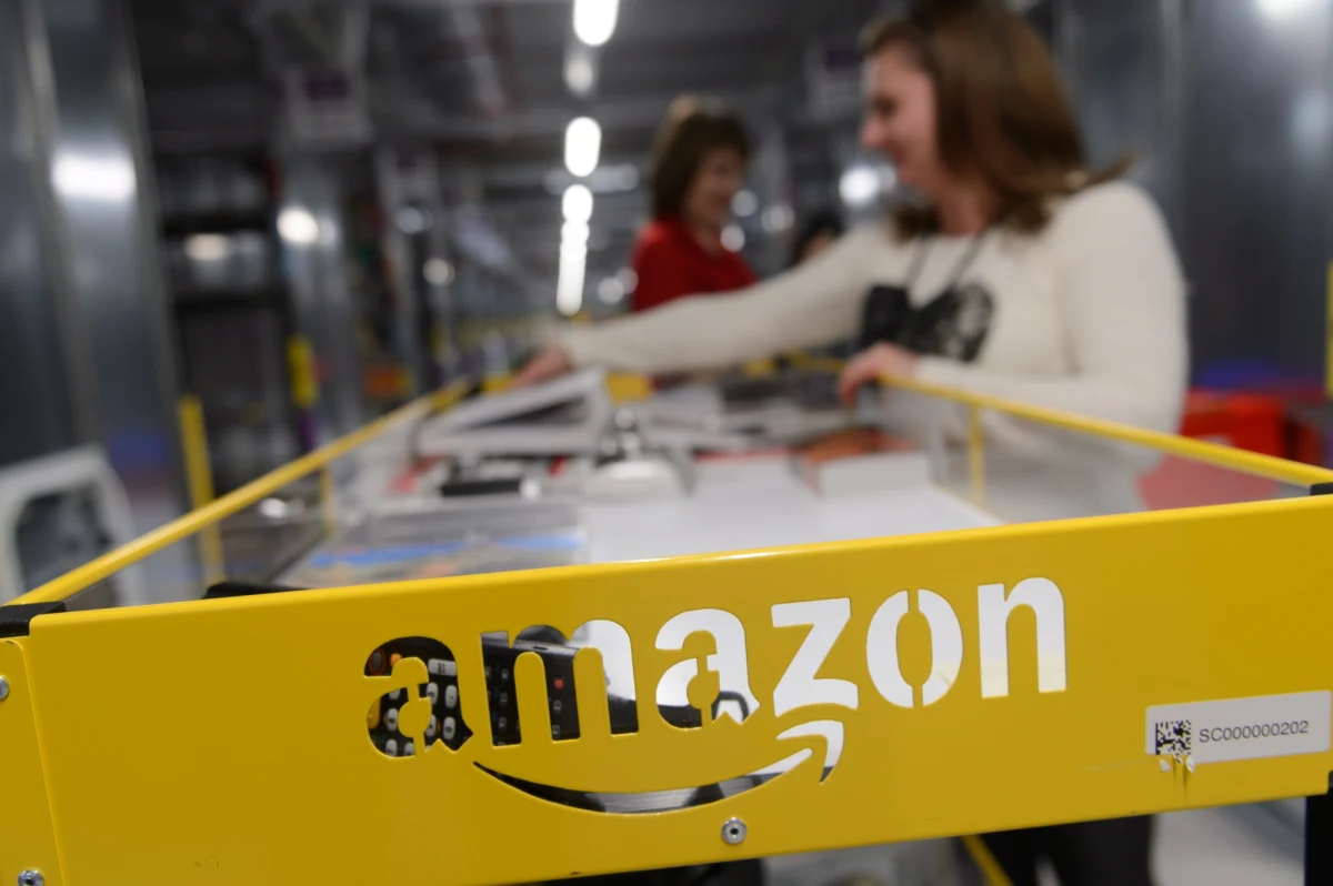 Dwa pierwsze centra logistyczne w Bielanach Wrocławskich (Dolnośląskie) oficjalnie otworzył światowy gigant sprzedaży wysyłkowej firma Amazon. Pracuje w nich 2,5 tys. osób, a w okresie świąt tymczasowo zatrudnionych zostanie dodatkowo 3,5 tys. osób. 