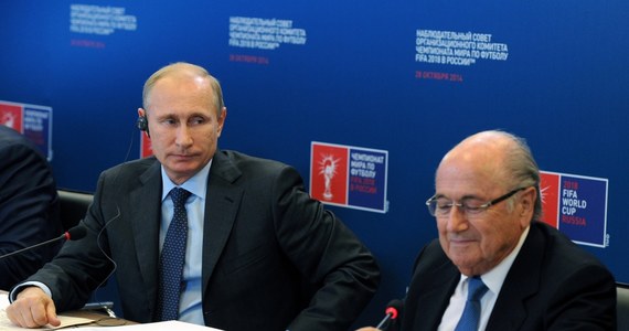 Prezydent FIFA Sepp Blatter zapowiedział, że jeśli Ukraina zdoła awansować do mistrzostw świata, które w 2018 roku odbędą się w Rosji, to na pewno nie trafi do jednej grupy z gospodarzami turnieju. To reakcja Międzynarodowej Federacji Piłki Nożnej na trwający konflikt polityczny między tymi krajami. "Możecie być pewni, że jeśli sytuacja nie ulegnie poprawie, rozdzielimy te drużyny" - powiedział Szwajcar przy okazji wizyty w Moskwie, gdzie zaprezentowano logo turnieju.