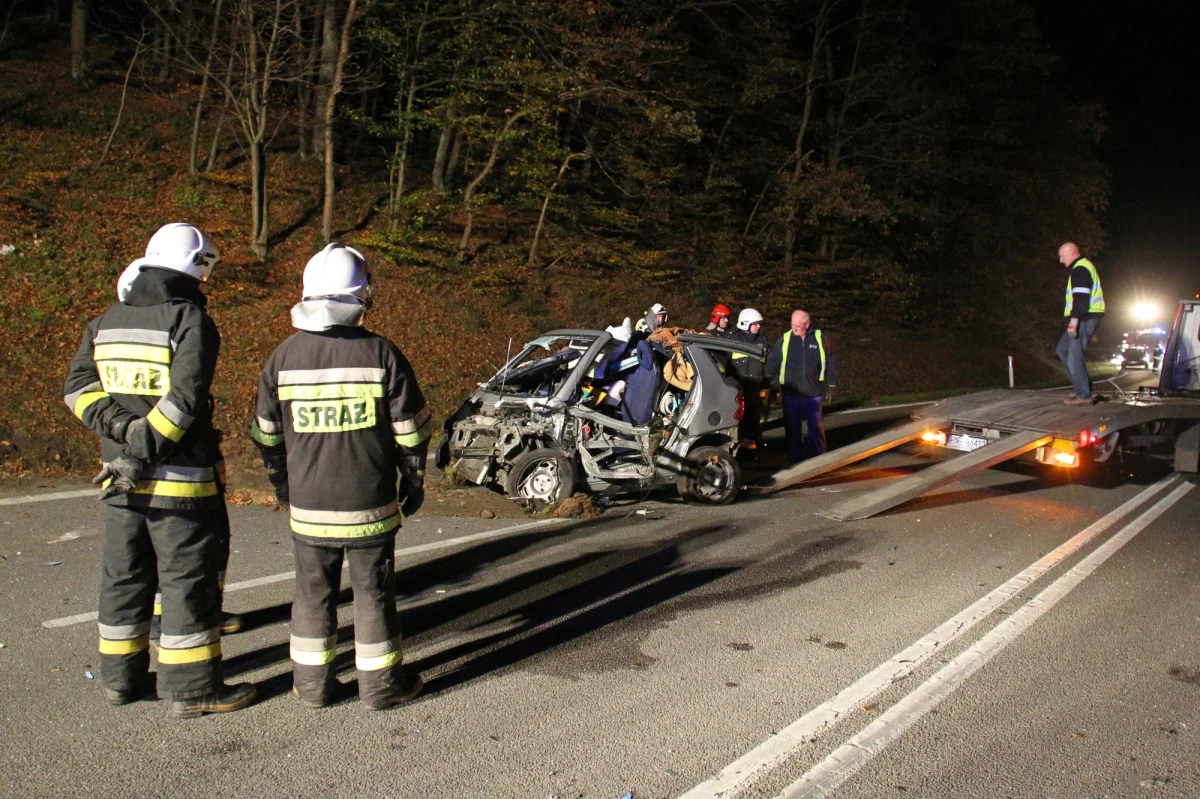 Trzy osoby zginęły, a trzy zostały ranne w wypadku w Rekowie Dolnym na Pomorzu. Dwa auta zderzyły się czołowo na drodze wojewódzkiej numer 216 z Redy na Hel. Do tego tragicznego w skutkach wypadku doszło podczas policyjnego pościgu za mężczyzną, poszukiwanym listem gończym - dowiaduje się RMF FM.