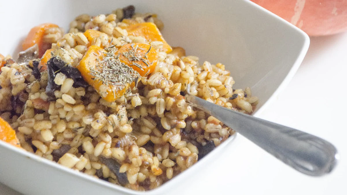 Sezon na dynię w pełni! Co powiecie na risotto po polsku, czyli pęczotto? To sycące danie z kaszy pęczak, z dodatkiem między innymi grzybów leśnych i świeżego tymianku, rzuci Was na kolana. 