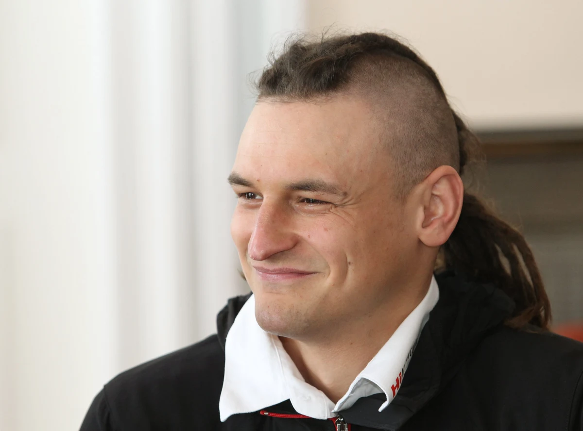 Adam Bielecki wszedł w skład międzynarodowej wyprawy pod kierunkiem rosyjskiego alpinisty Denisa Urubko. Himalaiści ruszą na niezdobyty zimą najwyższy szczyt Karakorum, drugą co do wysokości górę Ziemi K2 (8611 m). Ekspedycja ma wyruszyć w połowie grudnia.