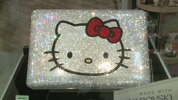 Hello Kitty - jedna z najbardziej znanych popkulturowych kreacji - świętuje w tym roku swoje 40. urodziny. Słynna biała kotka z czerwoną kokardką to przede wszystkim biznes generujący rocznie miliardy dolarów zysku. Na rynku dostępnych jest około 50 tysięcy oficjalnych gadżetów z jej podobizną - od plecaków poprzez lakiery do paznokci, aż po etui na laptopy, biżuterię i figurki.


W Polsce o Hello Kitty mówi się ostatnio wyłącznie w niechlubnym kontekście. Zdaniem niektórych duchownych, jest ona "symbolem szatana, okultyzmu i czarnej magii". Patrząc na sympatyczne reakcje, jakie Hello Kitty wzbudza wśród swoich fanów, trudno jednak uwierzyć, że mogłaby ona być wysłanniczką złego ducha...