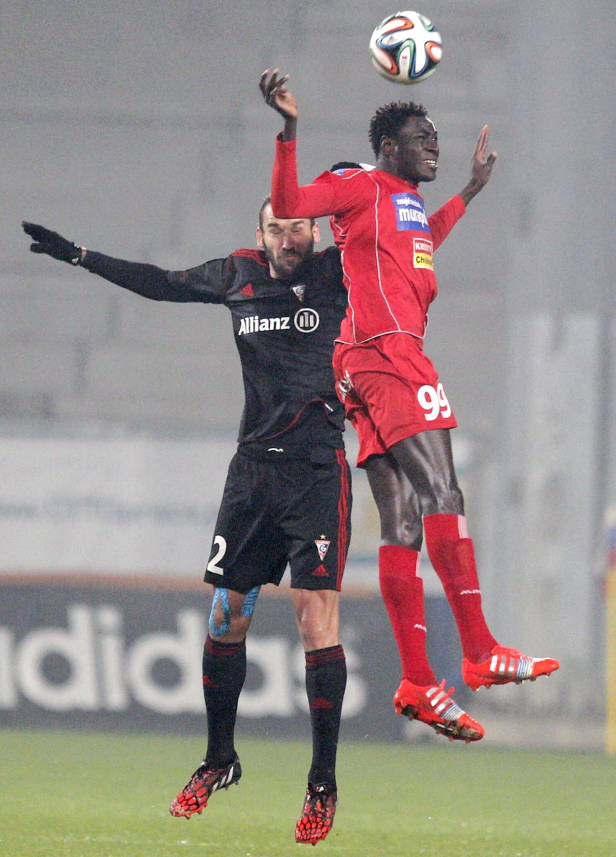 Europejskie kluby nie chcą puszczać swoich piłkarzy z Afryki na mecze w krajowych reprezentacjach. Boją się śmiertelnego wirusa Ebola. Wkrótce przed tym samym problemem staną nasze zespoły - donosi czwartkowy "Fakt".