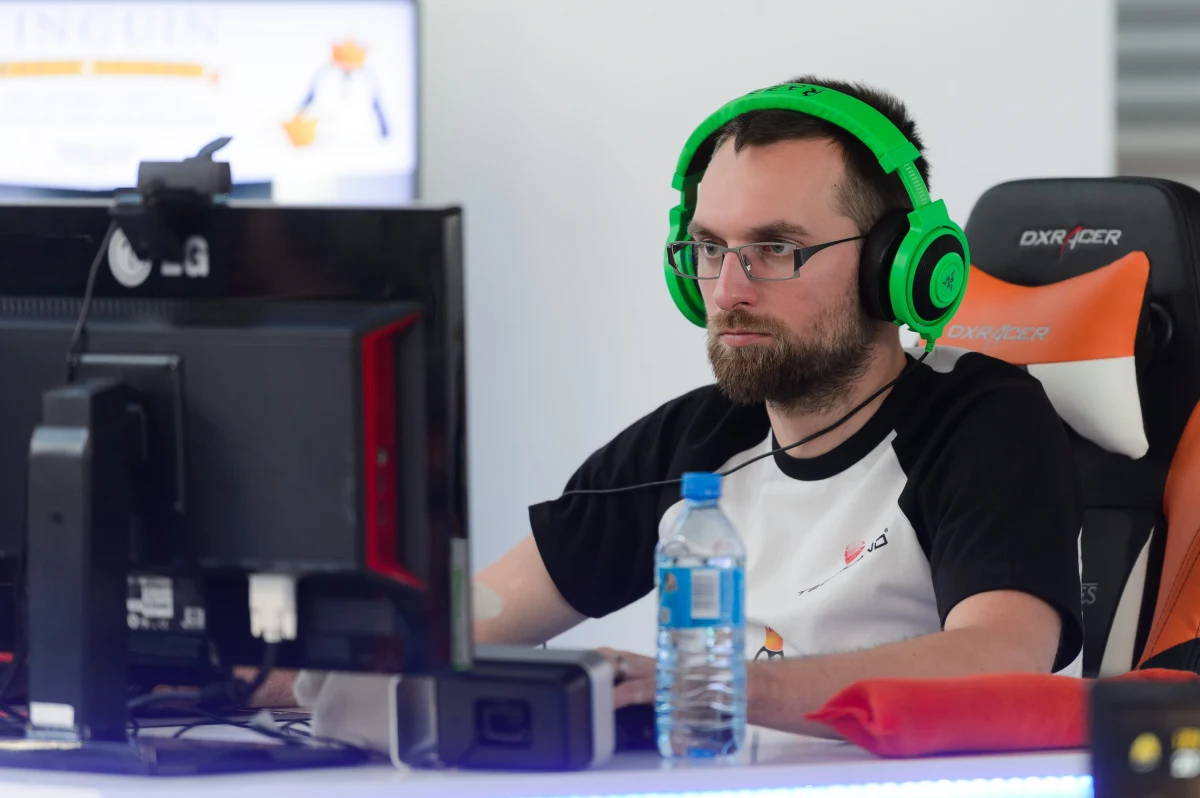 ​Polak Hubert "Gordon" Blejch pobił w nocy w Poznaniu rekord Guinnessa w ciągłym graniu w grę komputerową. Blejch chciał w ten sposób wspomóc fundacje pomagające dzieciom chorym na raka. Polak wybrał grę Sniper Elite III Afrika.