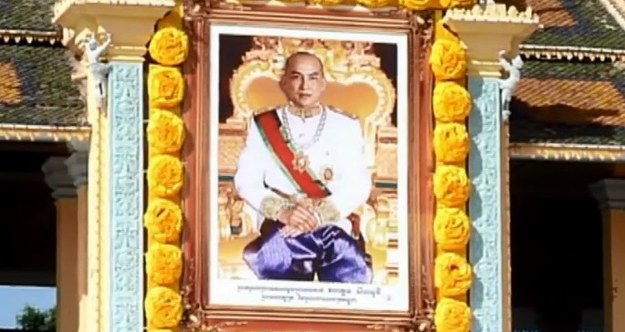 Panujący obecnie monarcha Kambodży, król Norodom Sihamoni, świętuje 10-lecie swojego panowania. W stolicy kraju, Phnom Penh, odbywają się wielkie uroczystości, w których uczestniczą tysiące obywateli, wojsko, buddyjscy duchowni i najwyżsi oficjele państwowi.


Sihamoni to niezwykły władca. Ponieważ konstytucja ogranicza jego rolę do symbolicznego wymiaru, król angażuje się w pomoc na rzecz najuboższych i potrzebujących. Swoją działalnością charytatywną zaskarbił sobie szacunek poddanych. „Kochamy go, dlatego tutaj jesteśmy” – takie słowa można było usłyszeć najczęściej na placu, na którym odbywały się centralne uroczystości rocznicowe.


Król Sihamoni ma za sobą karierę w dyplomacji. Mówi płynnie po francusku, angielsku i… czesku. W młodości był również tancerzem baletowym. Jest znany z głębokiej religijności i wstrętu do politycznych intryg, którym z upodobaniem oddawał się jego ojciec, Norodom Sihanouk.