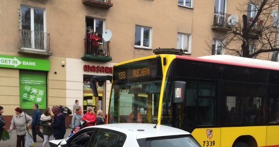 Karambol w centrum Wrocławia. Na skrzyżowaniu ulic Hallera i Powstańców Śląskich zderzyło się dziewięć samochodów i autobus. Jego kierowca najprawdopodobniej zasłabł. W wypadku poszkodowanych zostało sześć osób. Informację dostaliśmy na Gorącą Linię RMF FM.