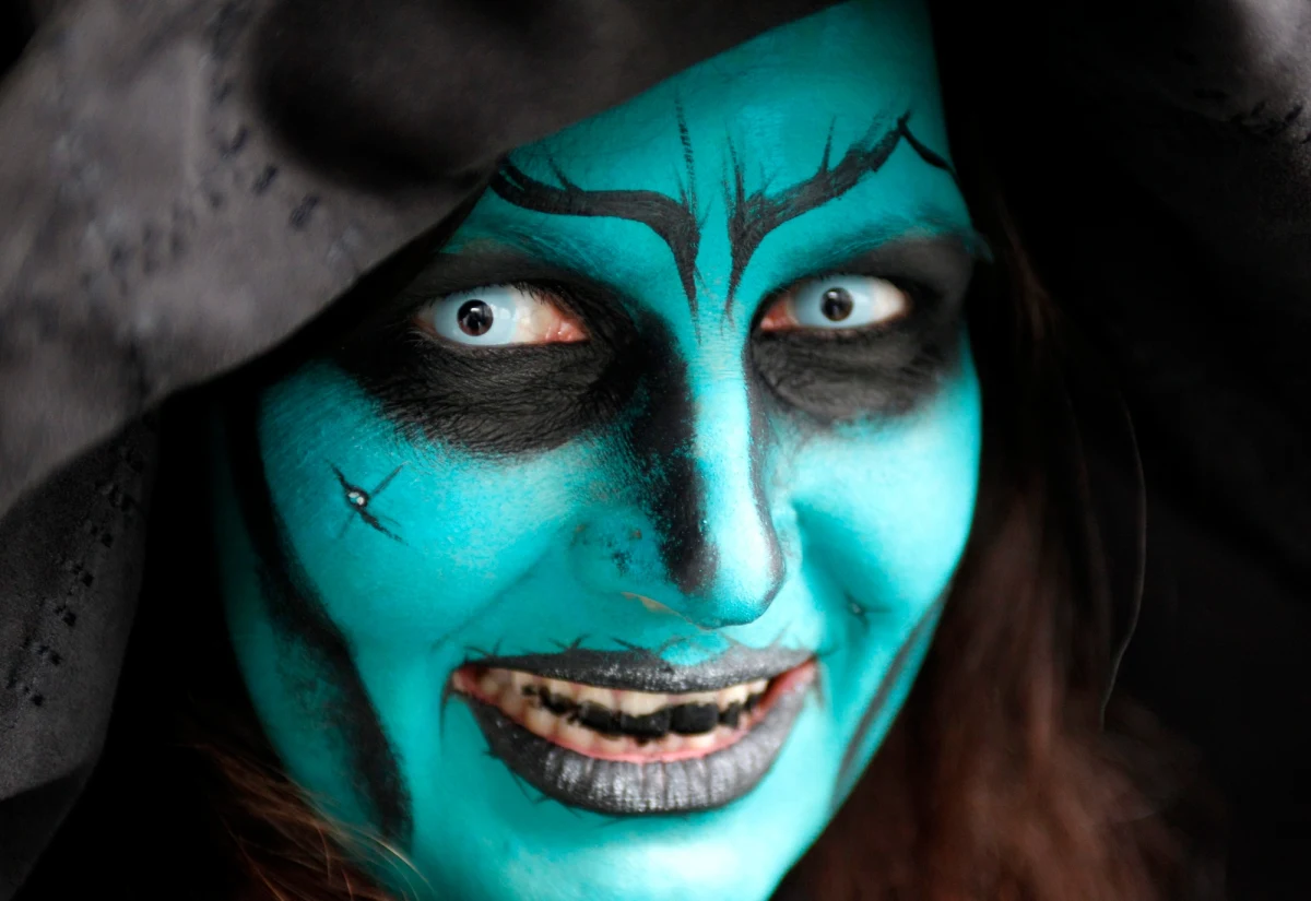 Władze kurortu Vendargues na Francuskiej Riwierze wprowadziły zakaz przebierania się za klaunów w Halloween! Związane to jest z szerzącą sie we Francji plagą fałszywych klaunów, którzy – uzbrojeni w atrapy broni lub pręty i pistolety gazowe – coraz częściej terroryzują przechodniów na ulicach.