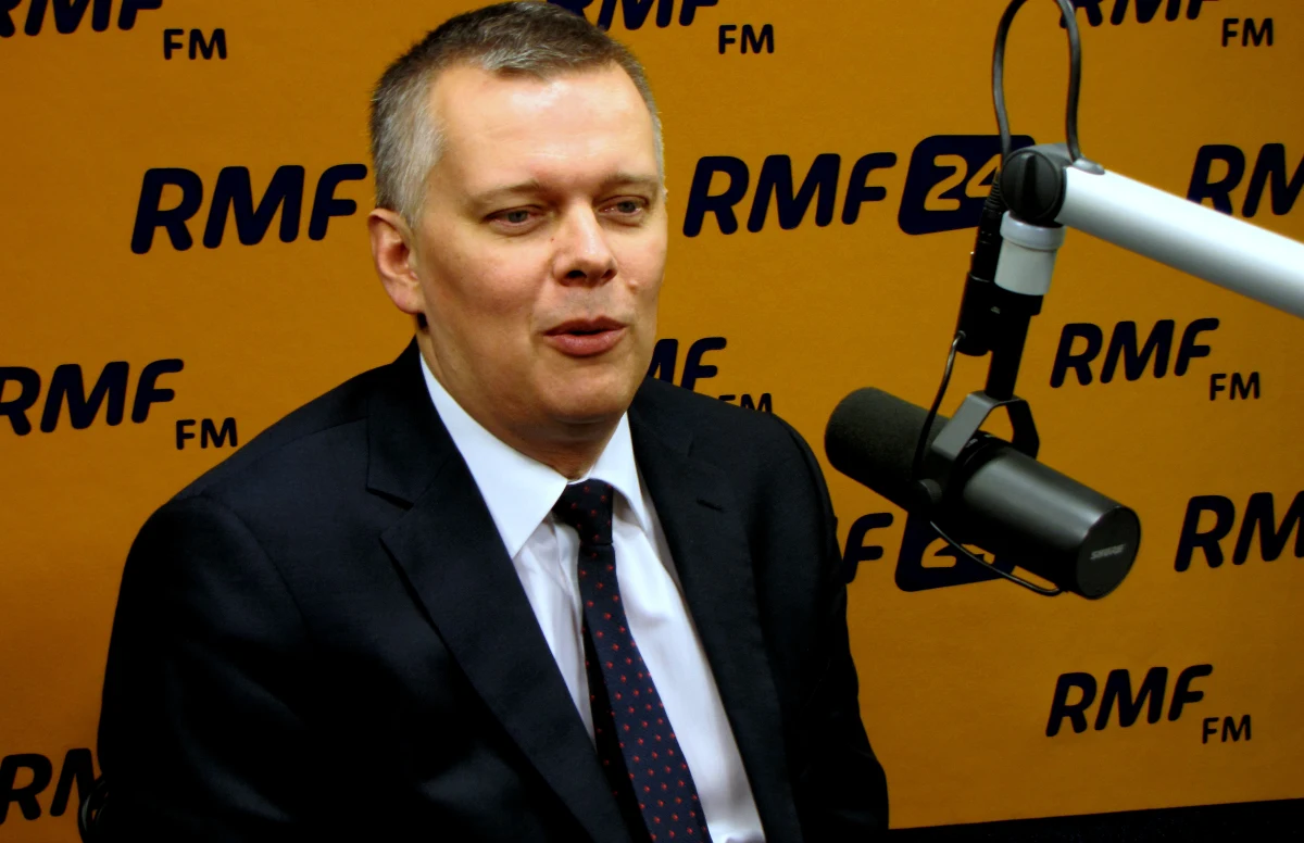 "Ja nie byłem w Berlinie na zebraniu pensjonarek. Niemieccy generałowie chcą konkretów. To, co mówiłem to był miód na serca niemieckich generałów"- mówi o swoim wystąpieniu podczas wizyty w Niemczech Tomasz Siemoniak w Kontrwywiadzie RMF FM. Szef MON zażądał od NATO czynów, nie słów. "Niemcy byli zadowoleni, że słyszeli te słowa od sojusznika i partnera"- zapewnia. "Chcemy żeby Niemcy brali na siebie większą odpowiedzialność za NATO. Niemcy lubią robić nie mówić. Po wizycie w Belinie jestem optymistą"- stwierdza. Co z pogłoskami o problemach w armii naszego sąsiada? "Niemiecka armia ma swoje problemy, ale obyśmy my mieli takie problemy jak oni. Nie wierzymy w plotki o słabości Bundeswehry"- mówi Siemoniak. Szef MON tłumaczy, że fakt, iż rosyjskie myśliwce i bombowce zagroziły naszej przestrzeni powietrznej może świadczyć o tym, iż "mają chęć testowania systemów NATO-wskich". "Miejmy nadzieję, że to się szybko skończy, bo choć nie brakuje nam radarów i samolotów to eskaluje to napięcie i pogarsza wizerunek Rosji, jako partnera"- dodaje.