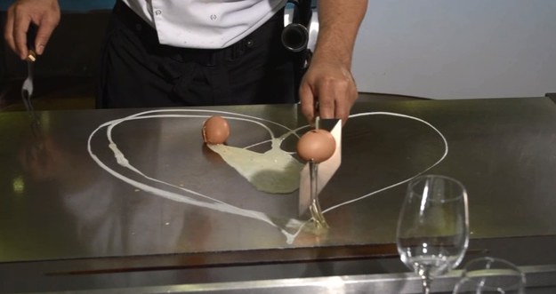 Jajko można rozbić i usmażyć – to potrafi każdy, ale nie każdy potrafi ze smażenia jajka zrobić show. Jak spektakularnie przyrządzić ryż z jajkiem i warzywami? To zademonstruje azjatycki mistrz kuchni, Preecha WongSomboon z restauracji Papaya w Warszawie.