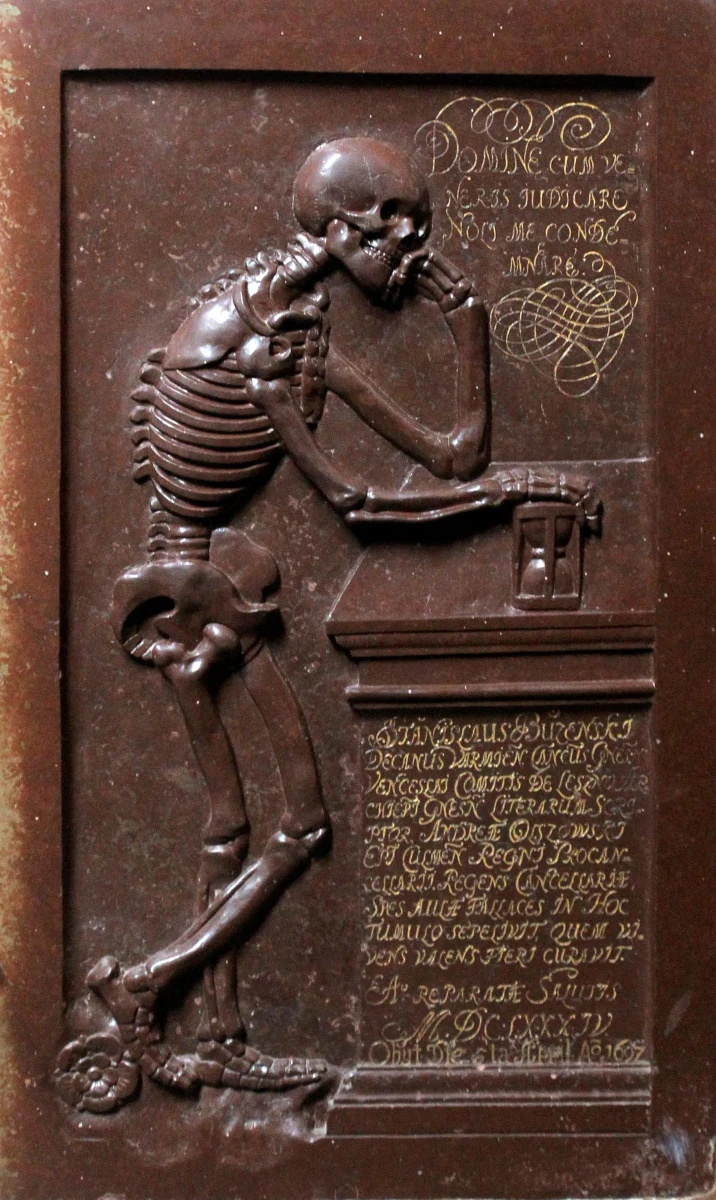 "Tu leży ten, kto leży, ale go z mogiły/ Nie sądź, gościu, raczej z cnót, które go zdobiły." - takim wierszem poeta Daniel Naborowski oddał hołd innemu poecie, Janowi Kochanowskiemu. Oto pamięć o zgasłym życiu utrwalona w rymach jak płochy owad w żywicy bursztynu. Ta poetycka forma, ozdobna jak żałobna biżuteria, zwie się z grecka epitafium. Dosłownie "epitaphios" (ἐπιτάφιος) oznacza "nad grobem", albo bardziej konkretnie "na kamieniu nagrobnym". Tradycja takiej poezji jest bardzo stara, sięga starożytnych Aten. Ukształtowała się w V wieku przed narodzeniem Chrystusa, w trakcie wojen z Persami. Były to wersy lakoniczne i aluzyjne, bo tematu śmierci nie traktujące wprost. 