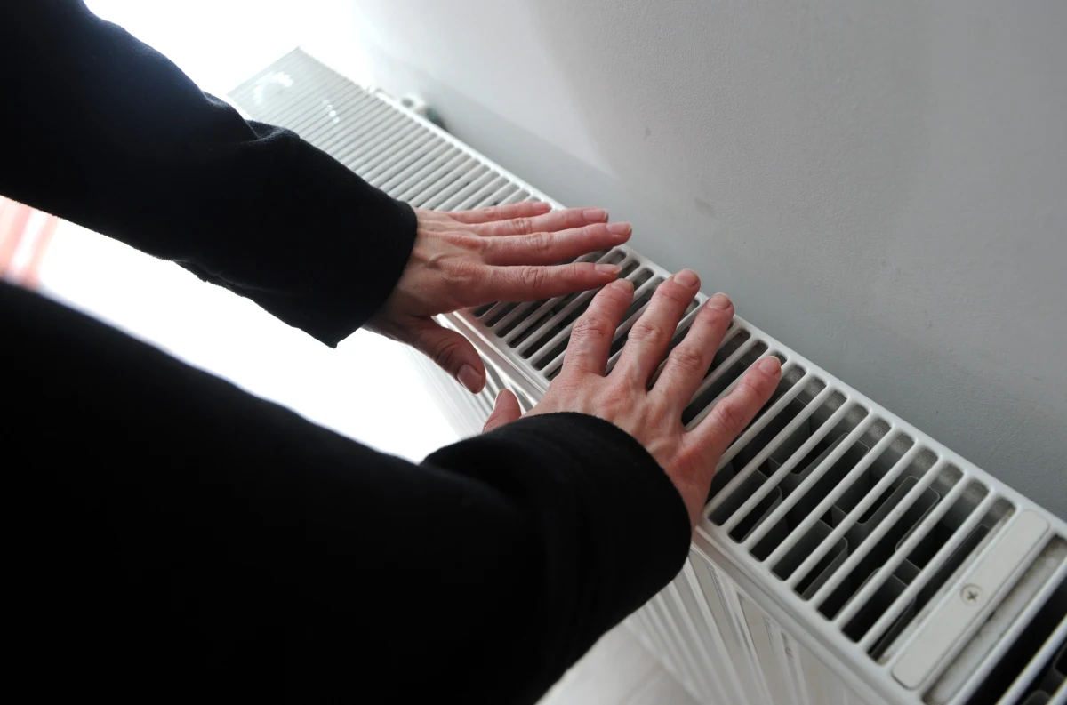 Przed sezonem warto sprawdzić, ewentualnie nastawić czy oczyścić system grzewczy i sprawdzić, czy grzejniki są gotowe do wypełnienia swojego zadania. Aby nie przepłacać, a jednocześnie czuć się komfortowo, należy zróżnicować temperatury w mieszkaniu czy domu. 