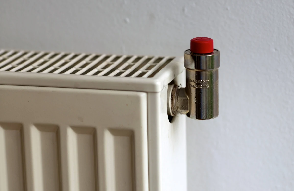 Polska to kraj, w którym klimat zimą jest dość ostry, a ceny ogrzewania wysokie w stosunku do naszych dochodów. Nic dziwnego zatem, że według statystyk Unii Europejskiej Polska należy do kilku krajów Unii, w których znaczna część społeczeństwa cierpi z powodu tzw. ubóstwa energetycznego. Gorzej jest tylko w Krajach Bałtyckich i Bułgarii. Podobny odsetek ludności ma kłopoty ze sfinansowaniem ogrzewania w Rumunii, na Węgrzech, a także w... Portugalii i Grecji. Co zrobić, by płacić chociaż nieco mniejsze rachunki za ogrzewanie? Oto kilka prostych i w większości niedrogich w realizacji porad, które pomogą płacić mniej za ciepło.  