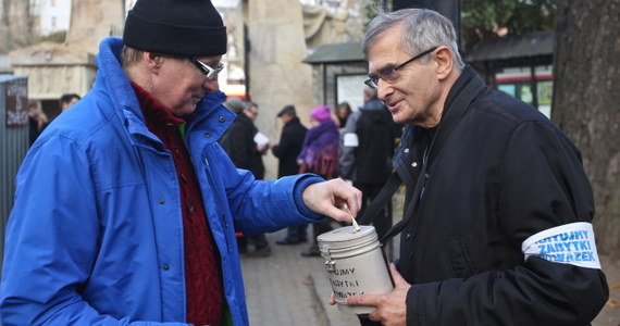 Pierwszego dnia kwesty na Powązkach na rzecz ratowania zabytków tej najstarszej stołecznej nekropolii zebrano ponad 160 tys. zł - poinformował przewodniczący Społecznego Komitetu Opieki nad Starymi Powązkami Marcin Święcicki. Zbiórka pieniędzy będzie kontynuowana w niedzielę. 