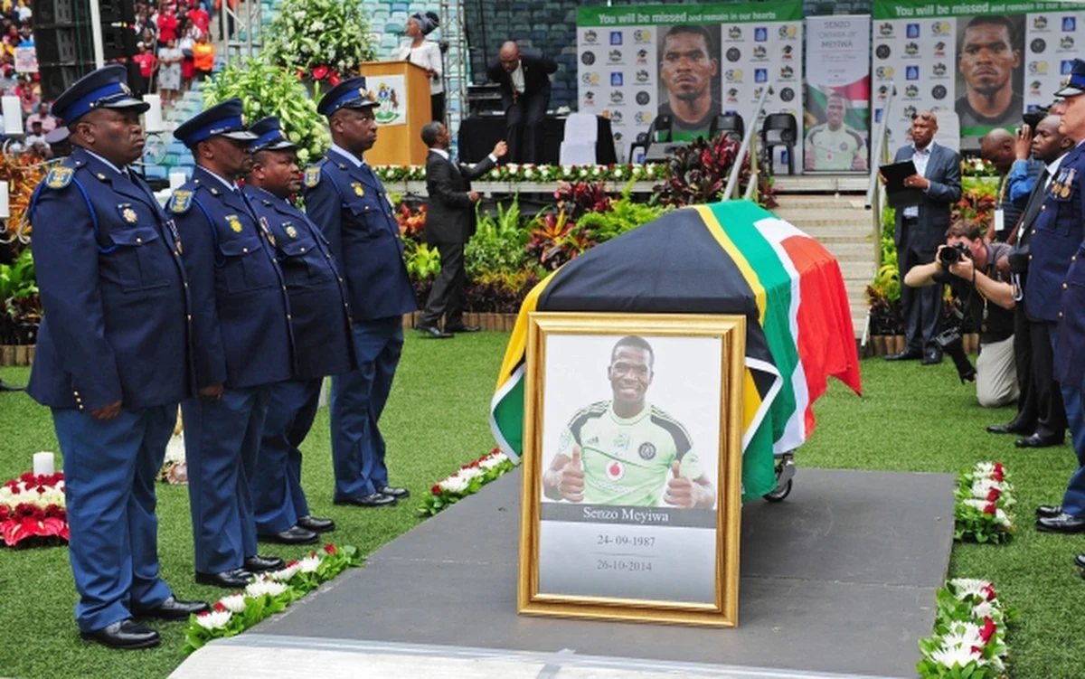 Około 30 tys. osób uczestniczyło w pożegnaniu na stadionie w Durbanie kapitana piłkarskiej reprezentacji RPA Senzo Meyiwy, zastrzelonego 26 października w domu swojej dziewczyny. "Cały naród płacze. Nasze serca krwawią. Najbardziej z tego powodu, w jaki sposób On zginął" - powiedział podczas uroczystości burmistrz Durbanu James Nxumalo.